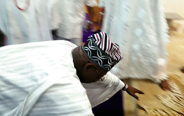 Commotion as Obasanjo prostrates for Ooni of Ife