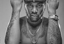 Watch-What-Burnaboy-Did-To-Fans-On-the-Street